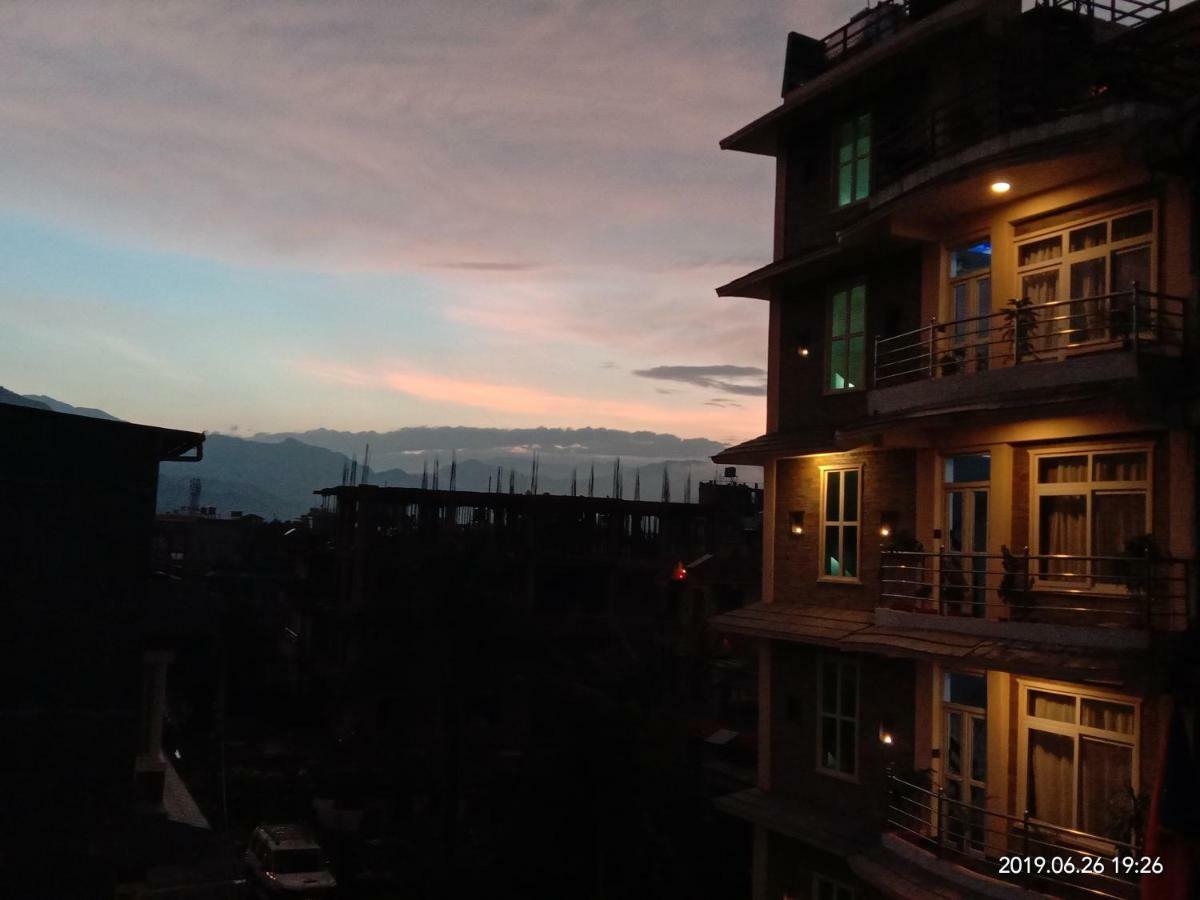 Hotel Aarjan And Restaurant Pokhara Exterior foto